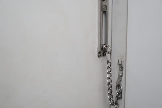 【玄関ドアチェーンの締め出しの対処法】業者に依頼したほうが安い?